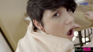 سكس محارم أخوات - ينيك اخته بعد ما تعلق يدها بالغراء