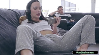 سكس محارم اخت تمارس العادة السرية امام اخوها 