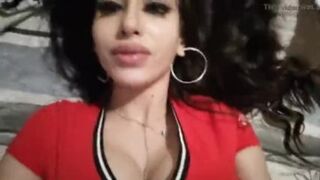 سكس عربي - بنت مصريه تستعرض جسمها امام الكاميرا